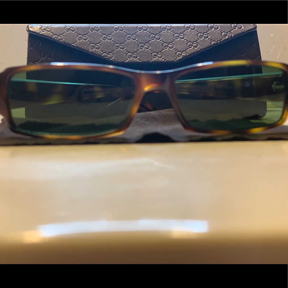 Authentic fashionable Gucci Sunglasses 🕶